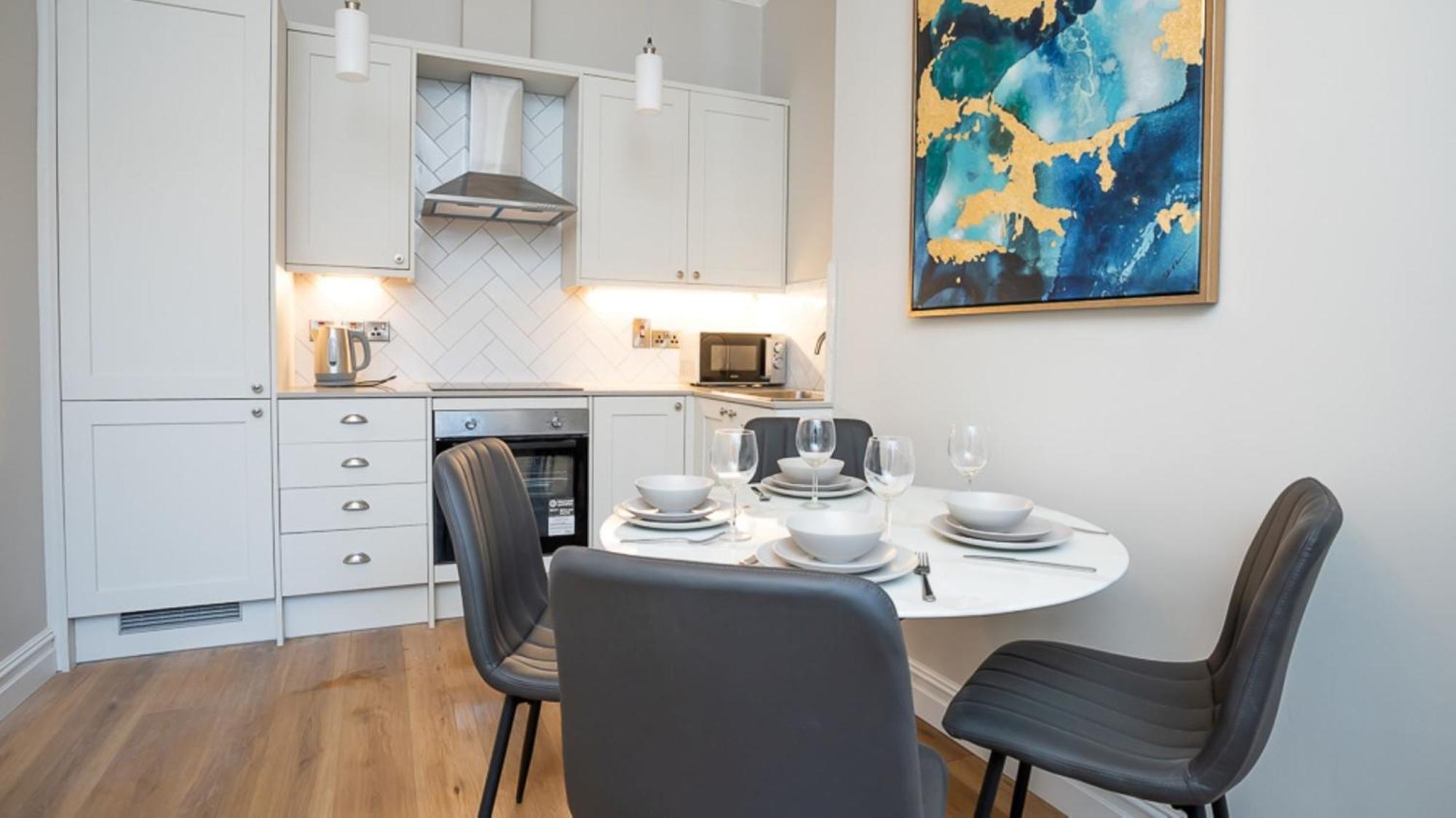Modern 2 Bdr At Queens By Breaks