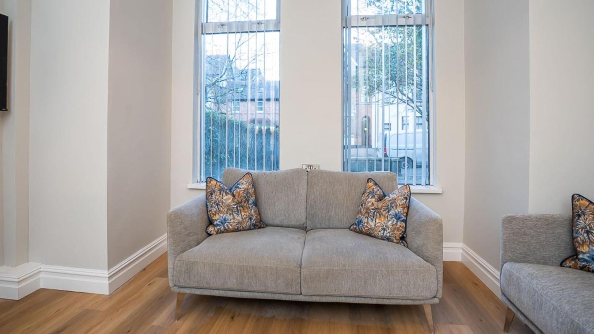 Modern 2 Bdr At Queens By Breaks Belfast