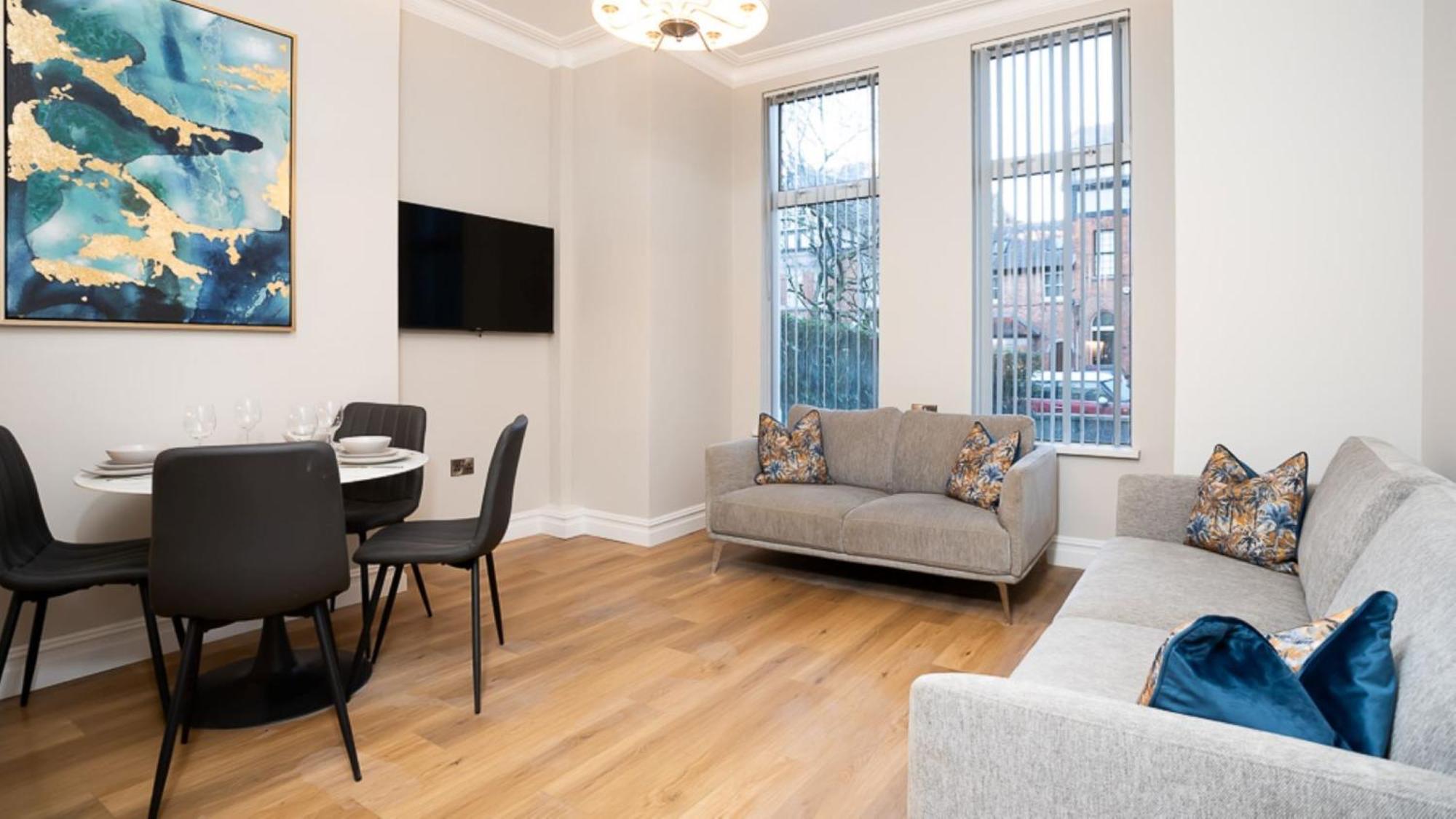 Modern 2 Bdr At Queens By Breaks Apartment