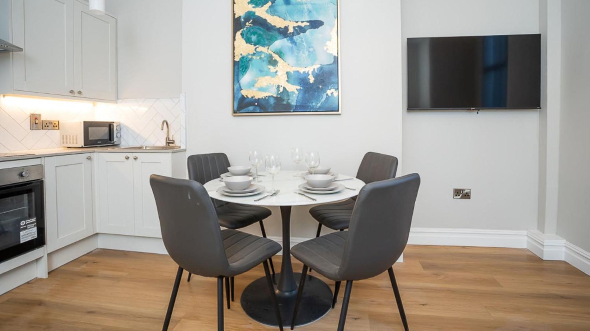 Modern 2 Bdr At Queens By Breaks